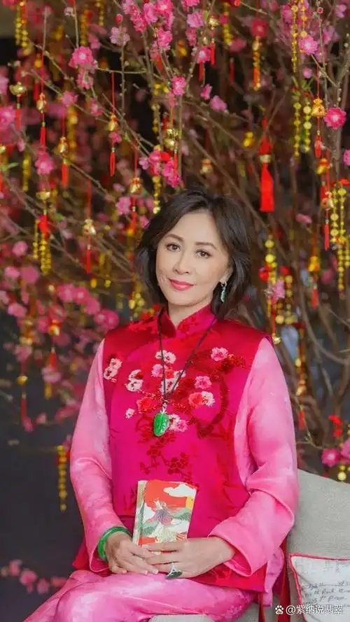 到了刘嘉玲连续两年贺年打扮的相似之处:胸前都佩戴着翡翠叶子吊坠