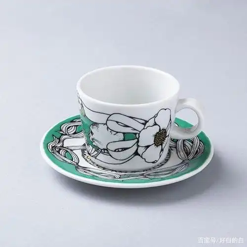 很清新的一套茶杯和杯托,特别搭,杯子上有一只可爱的小猫咪,杯托上