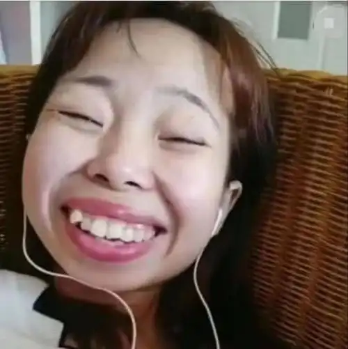 丑女网红主播关掉特效相机围观者两眼发光