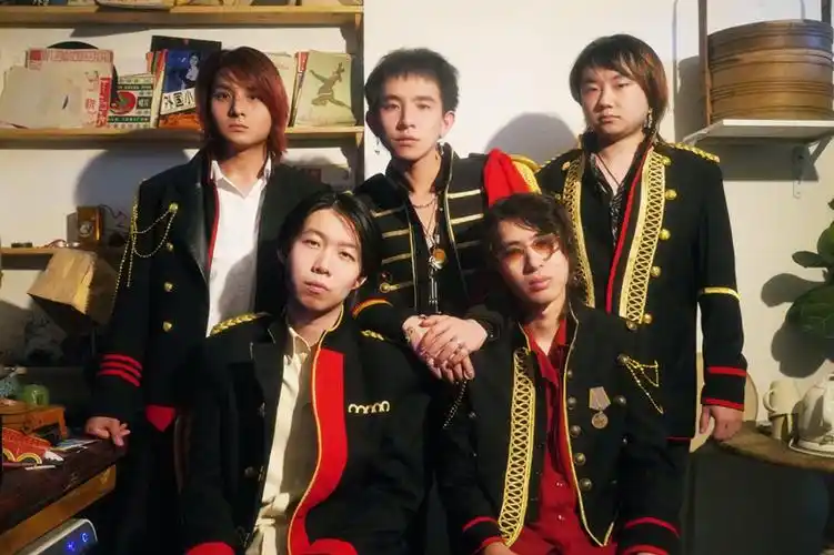 花墙fancywall, 北京hyper pop乐队,亚文化的淘汰品,却也只能为每一次