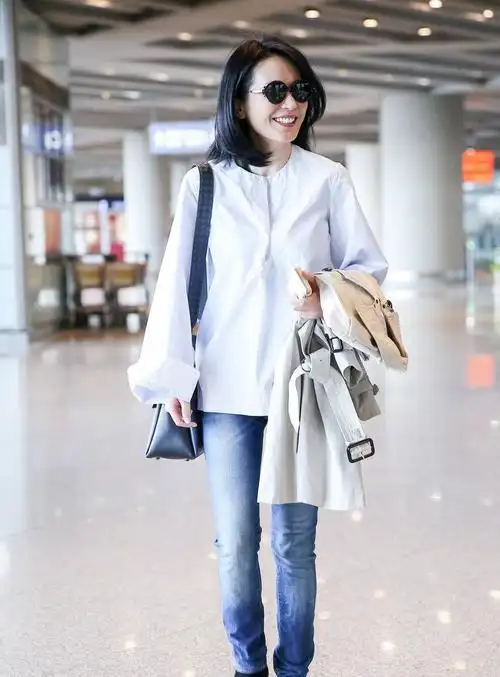 俞飞鸿机场照,网友:常服穿着更美,朴实大气_高清图集_新浪网