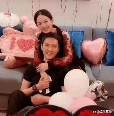 她曾直言不讳地表示,前男友林更新"像只二哈",而前夫冯绍峰则被她誉为