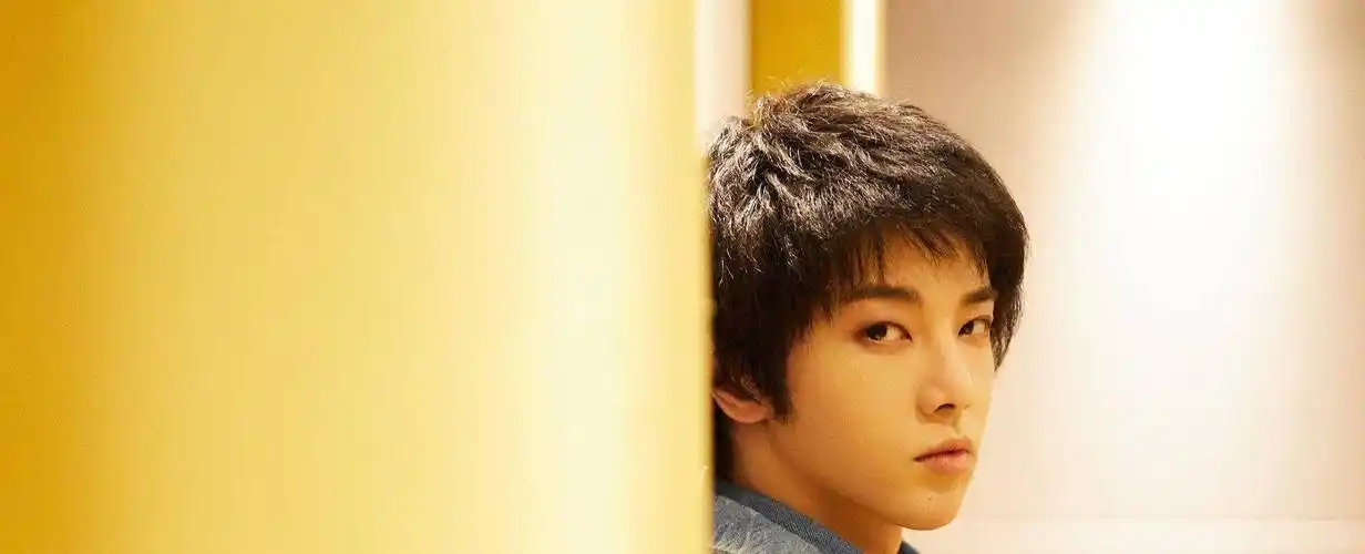 华晨宇摄影棚化妆间内抽烟被拍,拿烟姿势老练不止一次被曝抽烟_头发