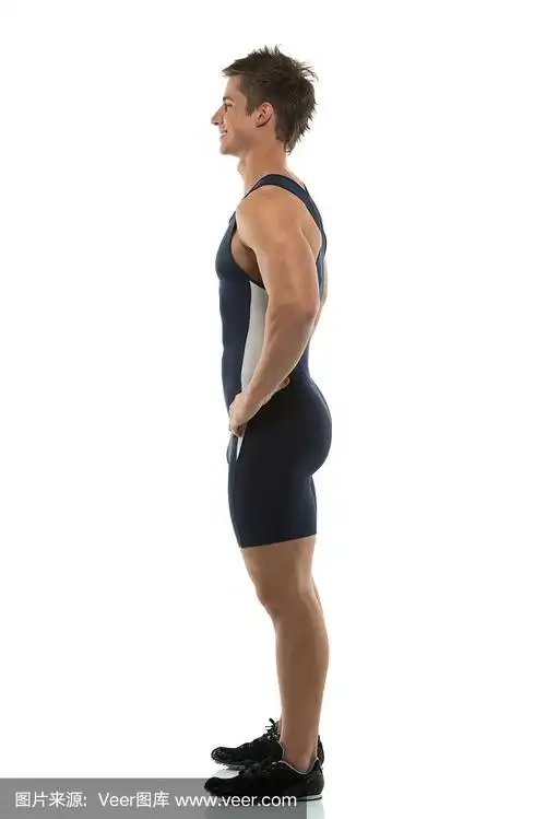男运动员站立的侧视图