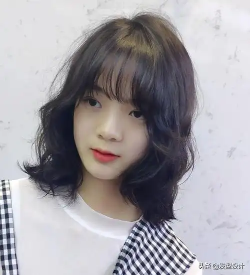 女士中长发烫发图片(女士中长发烫发图片2020)