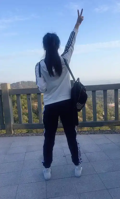 我特意跟她说要找两张生活照,需要放在文章中,她找了很久说真的没有