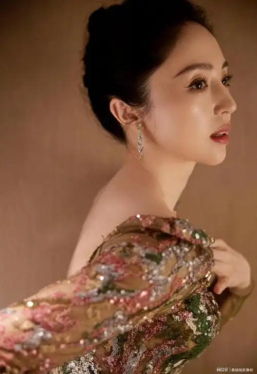 半老徐娘董璇身材居然这么好,真不敢相信!圆润饱满