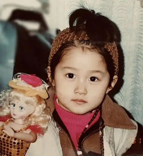 关晓彤晒幼儿时期萌照大眼睛炯炯有神颜值超高像极了洋娃娃