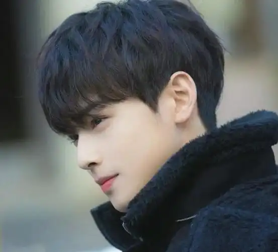 前面的刘海选择的长斜刘海的设计,比较适合额头较宽大的男生,而头顶则