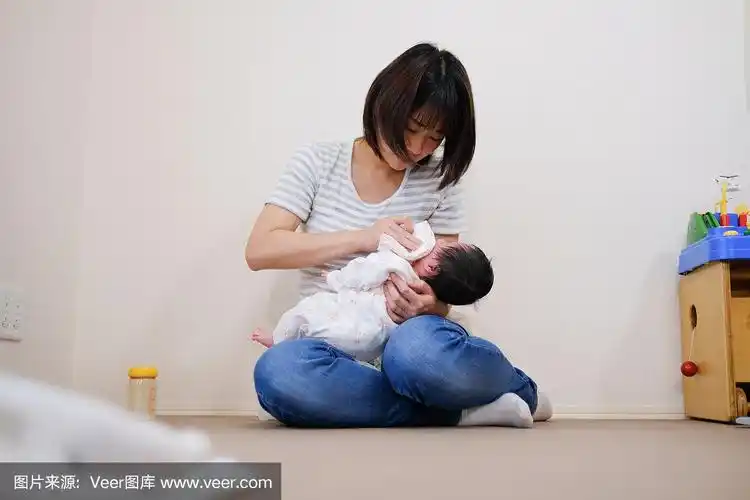 母亲在给刚出生的婴儿喂奶