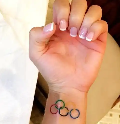 美国一姐汤普森晒奥运五环纹身时刻提醒要努力