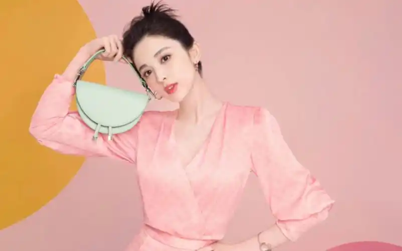 【古力娜扎】代言 charleskeith 时尚品牌