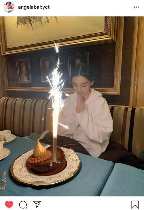 因为画面中,只有baby一个人对着蛋糕许愿,老公黄晓明没有陪同过生日