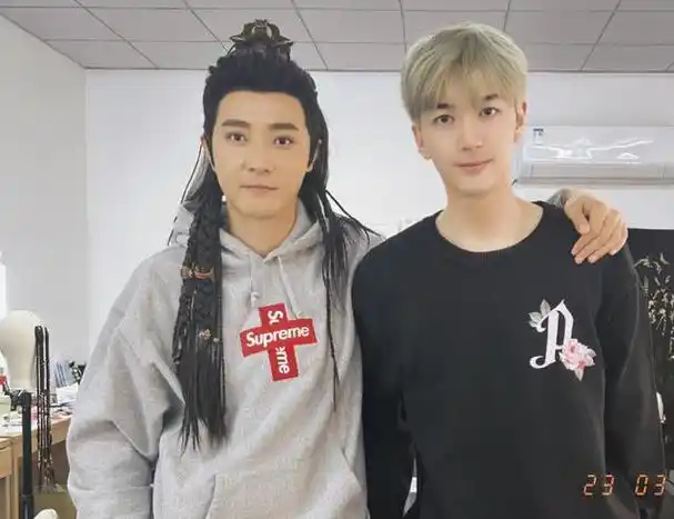 莫少聪是香港的知名歌手和演员,他曾经与洪欣结婚,并育有一子张镐濂.