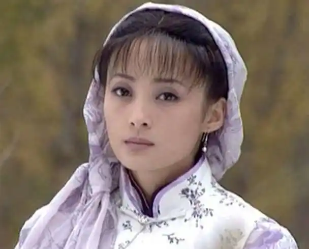 古装剧中女星戴头巾:林心如满满的胶原蛋白,而她却美如画中人