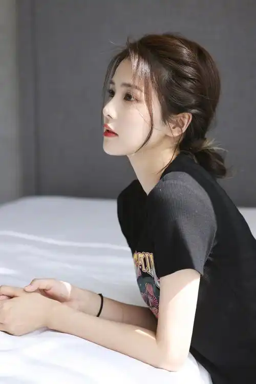 组图:白鹿分享室内清新写真 穿吊带衫扎双丸子头气质清纯