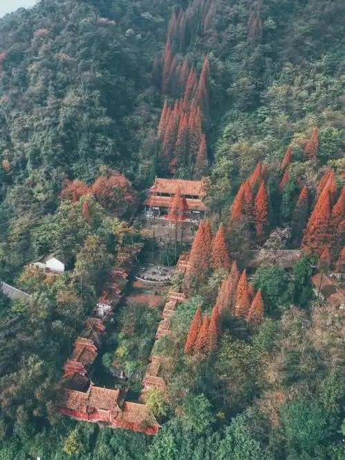 都江堰爬山在灵岩山遇见最美的秋天