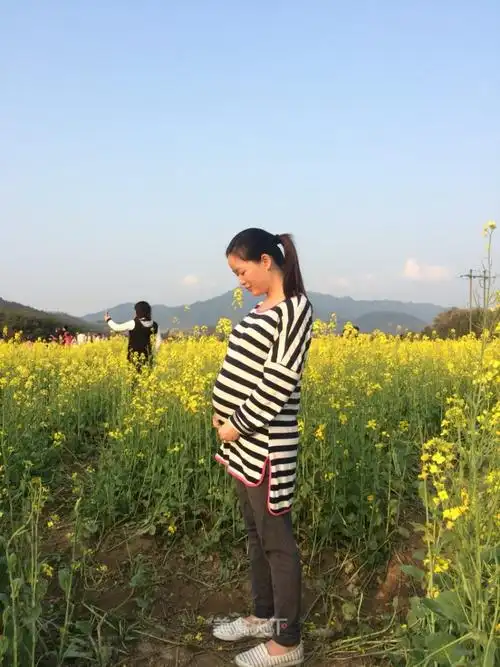 给你们欣赏欣赏农村里的油菜花～以及醉美孕妇～98一大片看不_平平
