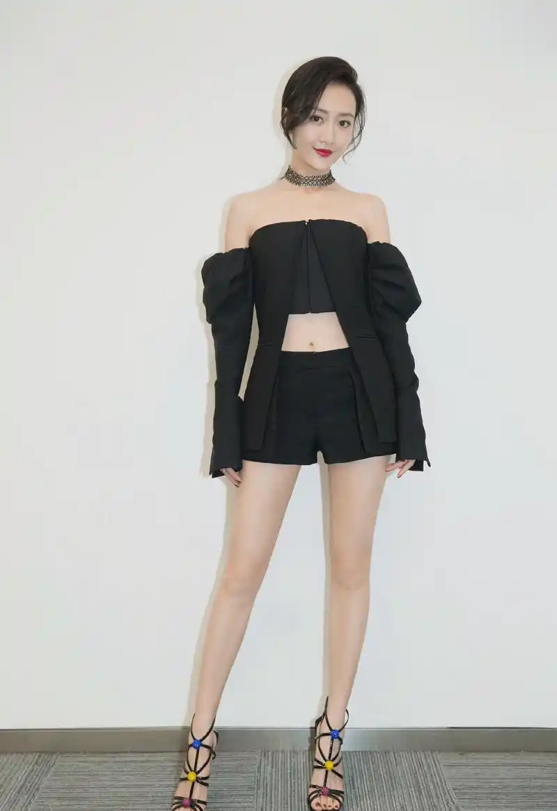 妩媚御姐王鸥香肩美腿