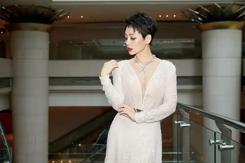 宁静的魅惑有点野蕾丝长裙秀水蛇腰领口银蛇项链妩媚撩人