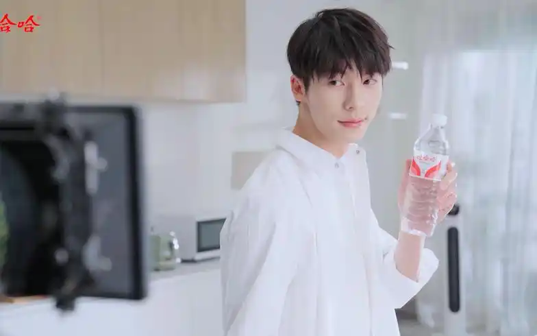 溢出屏幕的阳光帅气,许光汉娃哈哈代言广告拍摄花絮