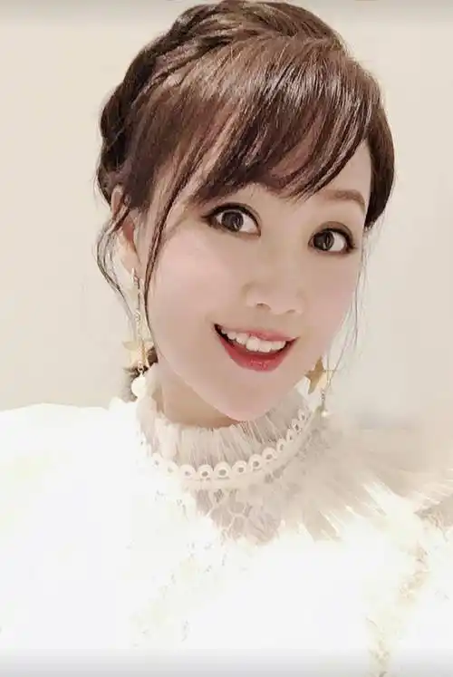 梁小冰是吃了防腐剂吗?穿蕾丝连衣裙配长筒靴超减龄,真有50岁?