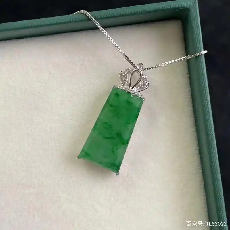 翡翠绿无事牌 18k金钻石镶尺寸:29.5-11.3-5.