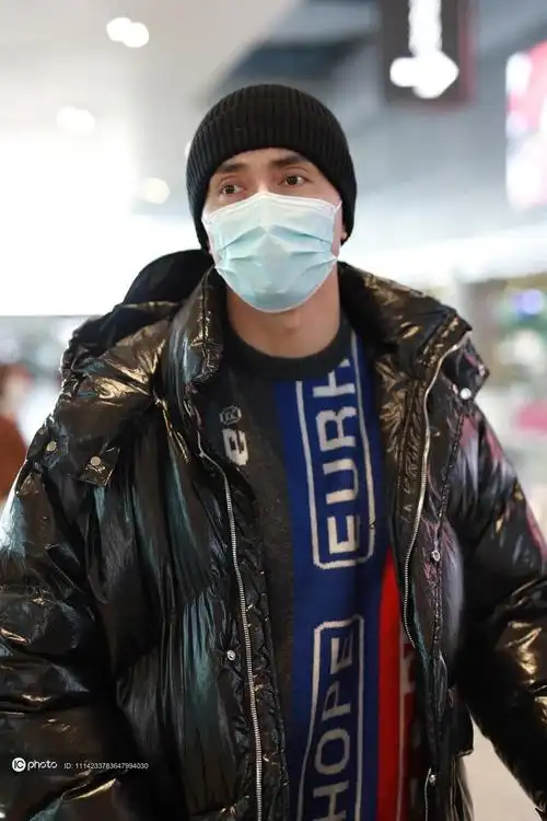 街拍高伟光黑色亮面羽绒服蓝色毛衣运动裤毛线帽潮酷帅气