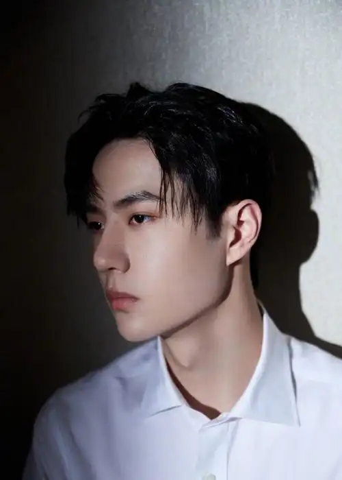 王一博818晚会造型太可了,完美诠释白衣黑裤的禁欲系高冷男神!