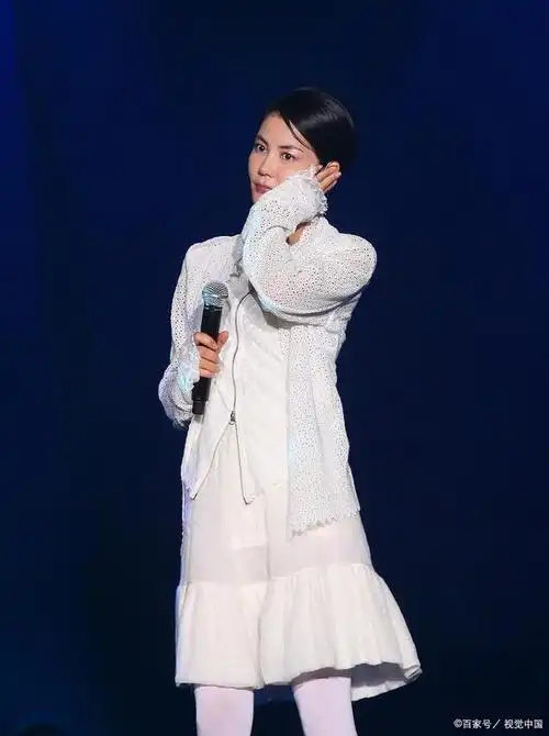 54岁王菲从大理赶回北京,疑为小男友谢霆锋庆生,锋菲恋甜吗?