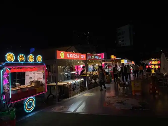 深圳闹市区首个天台夜市氛围很赞提早收摊有些扫兴