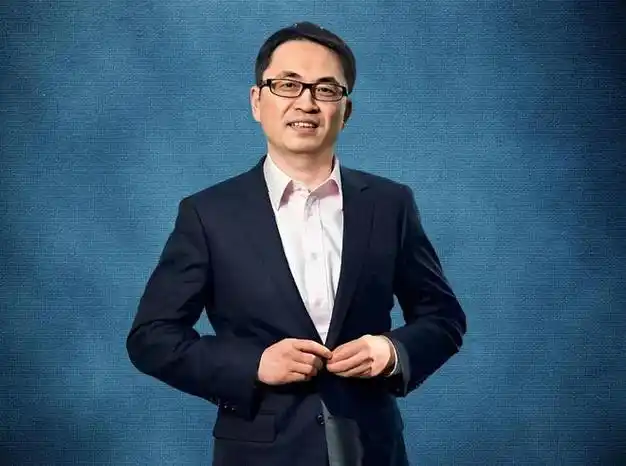 张磊,1972年出生于河南驻马店,新加坡国籍,先后毕业于中国人民大学