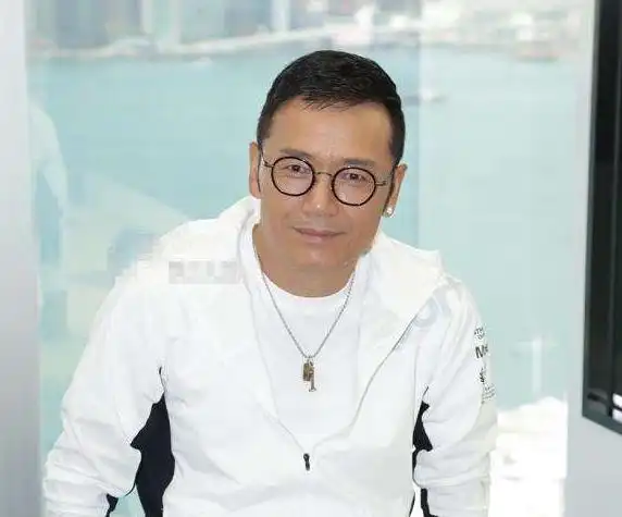 苗侨伟可以说是tvb里面的老戏骨,因为他年轻的时候就已经在tvb里面跑