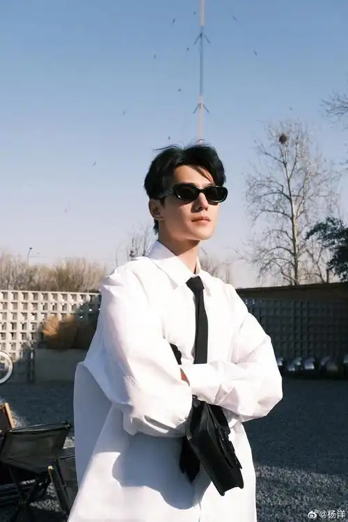 杨洋新年后的第一拍白衬衫黑领带墨镜造型简直太酷太帅了吧