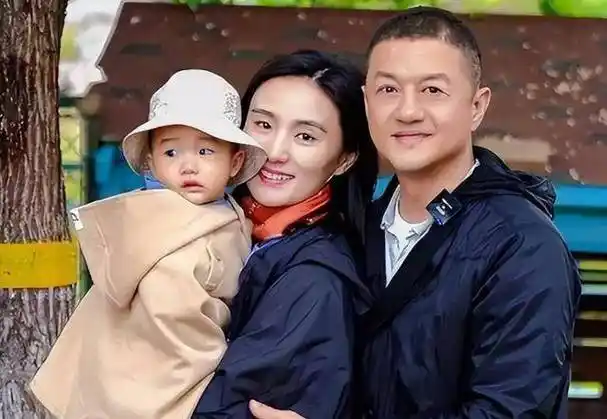 除了网红之外,很多明星也没有放过这个机会,就像李亚鹏与妻子海哈金喜