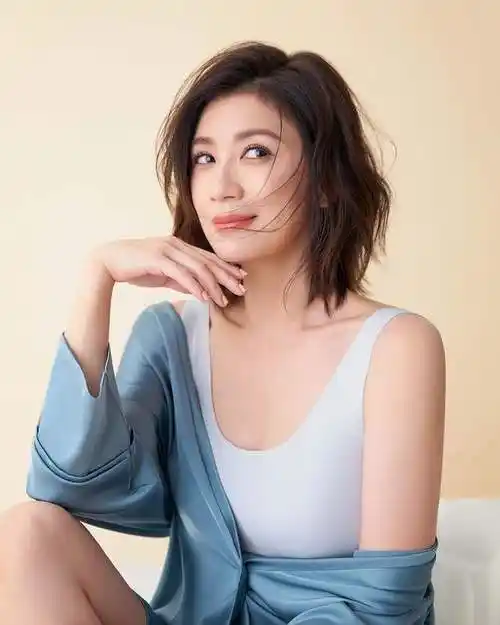 48岁贾静雯分享健身美照,身材火辣女人味十足,练习弹跳床很卖力_腾讯