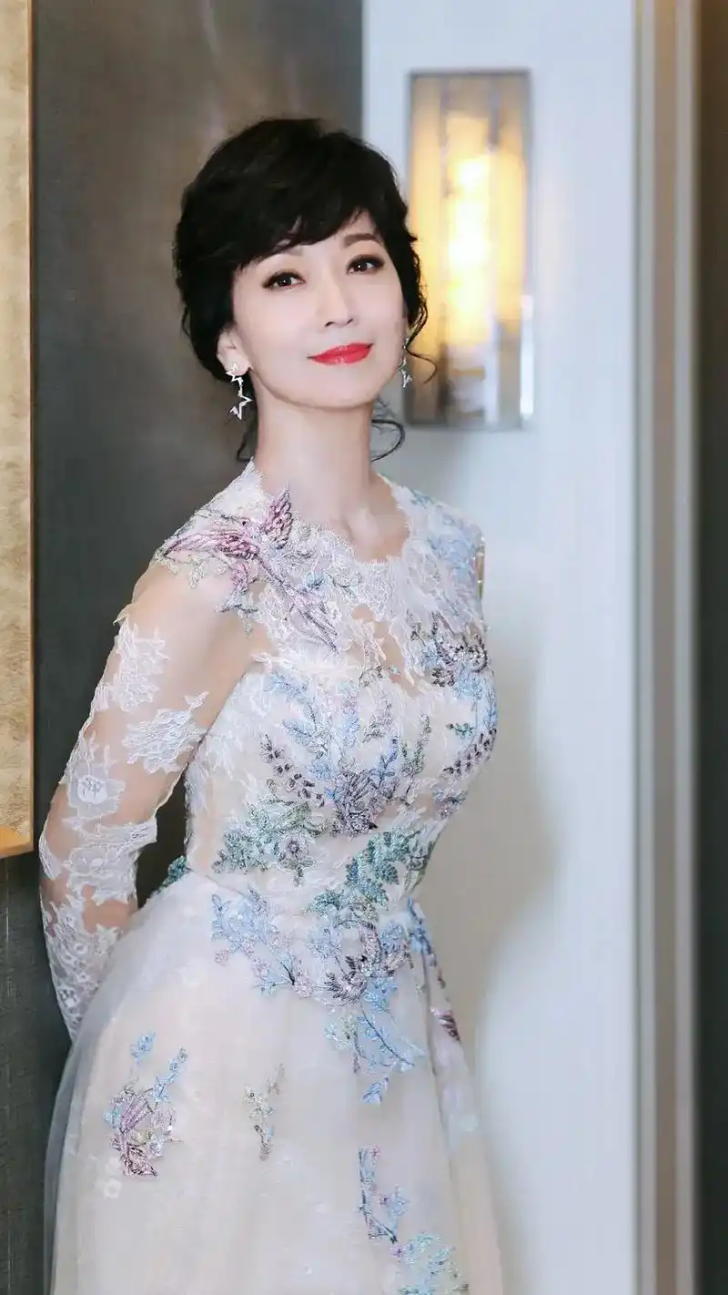 "白娘子"赵雅芝身着时尚美装,美丽动人,魅力无限