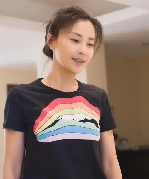 很少出现在公众面前,今年43岁的马雅舒看起来很幸福,素颜的她保养的很