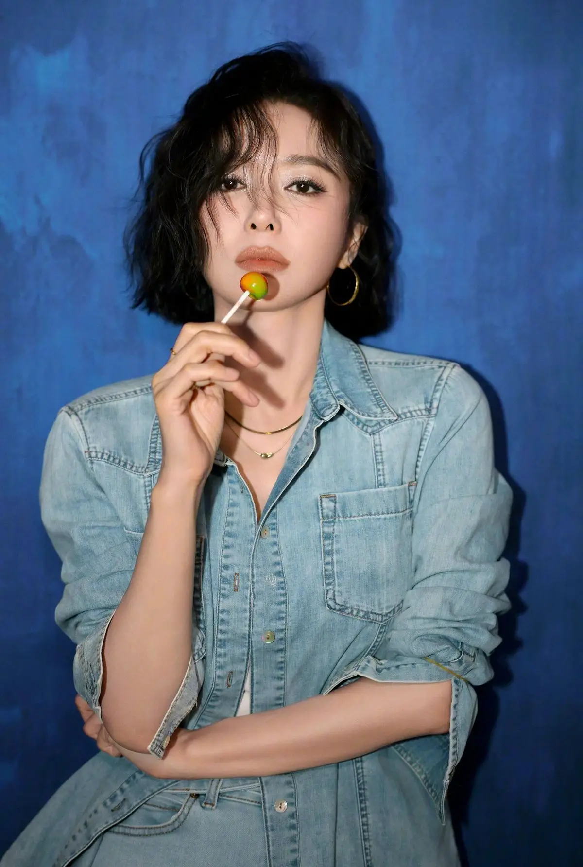 44岁的秦岚魔法穿搭,原来衬衫这么穿,也很高级时髦洋气_显得_牛仔