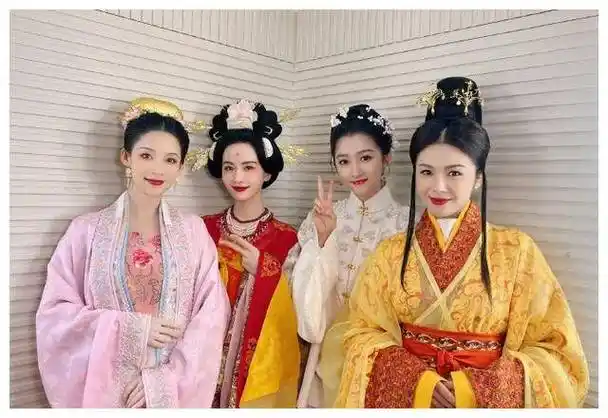 古装四美穿越春晚,华服展古典韵味,尽显优雅风华._传统_文化_时尚