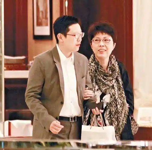 关菊英:嫁音乐才子演活角色,晚年开启第二春,与同性密友很相爱_小田