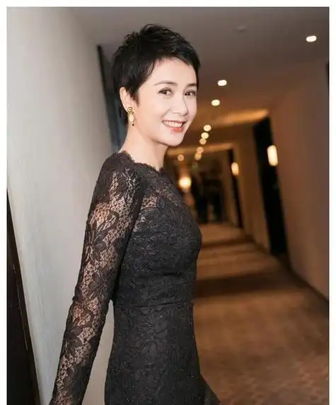 原创蒋雯丽冻龄女神,超短发搭配西服套装现身活动成熟稳重,干练减龄