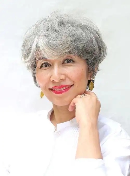 60到80岁的女性,头发花白发型这样剪,利落时尚显气质