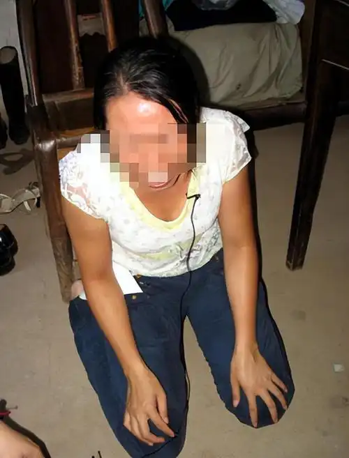 小苏丽感激地咬了两口,却不料被妈妈燕志云发现了.