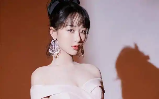 杨紫风波不断,前脚刚遇老赖拖付赔款,后脚又被扒出疑似老赖之女_影响