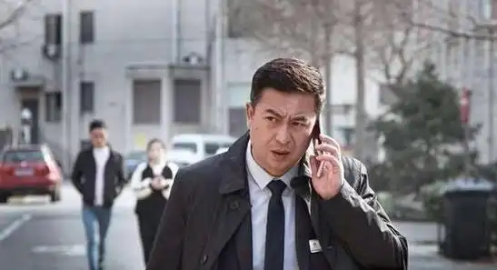 直到有人给他指引,他毅然决定更改艺名,变成了张嘉译,这次改变成为了