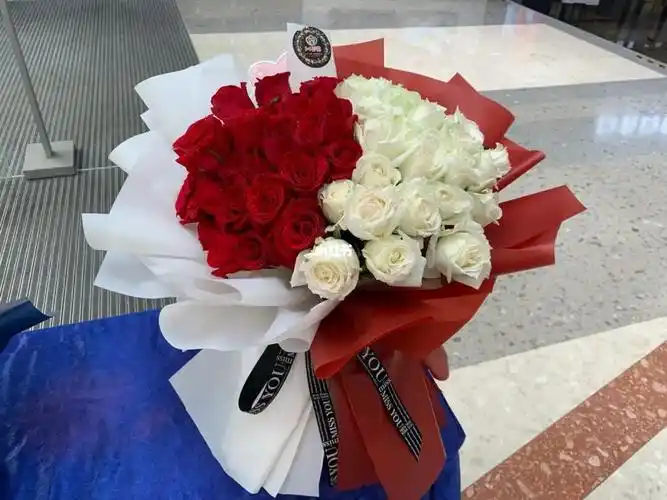 红玫瑰白玫瑰双拼花束情人节送女朋友生日