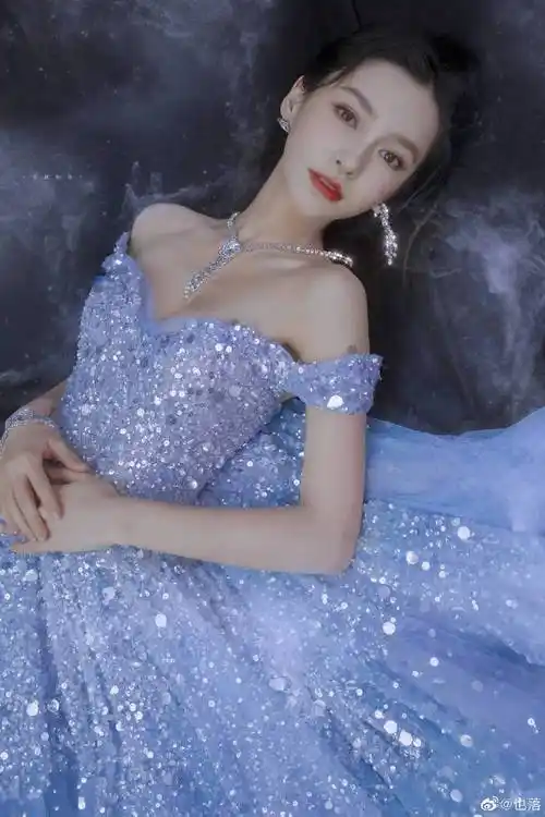 银河礼裙#angelababy一身银河般星光璀璨礼裙绝美.