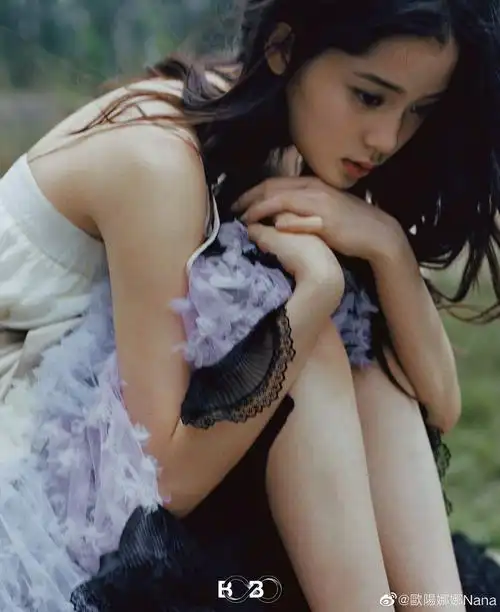 欧阳娜娜最新白裙造型 置身森林优雅神秘