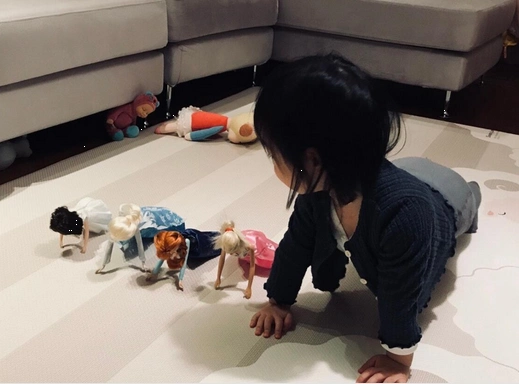 朱亚文2岁女儿竟会做俯卧撑 完全遗传父母运动天赋!